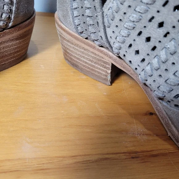 Vince Camuto Prastata Suede Woven Laser Cut Taupe Booties Womens Sz 9 Boots - Picture 4 of 10